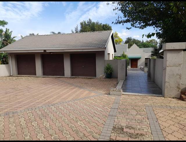 5 BEDROOM HOUSE FOR SALE IN BRYANSTON